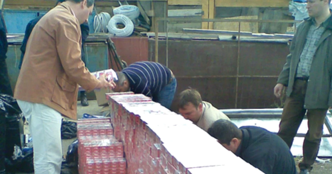 Oamenii legii au construit un zid din ţigările confiscate