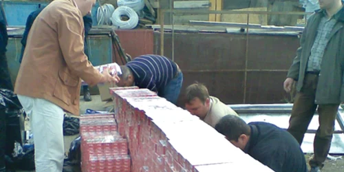Oamenii legii au construit un zid din ţigările confiscate
