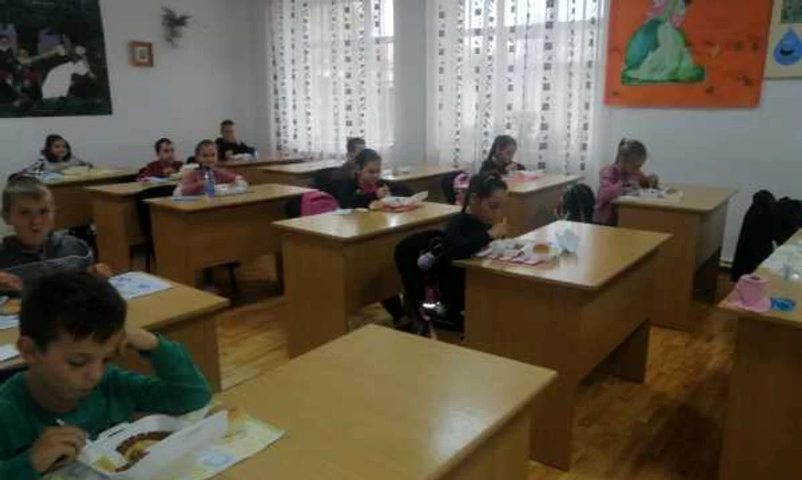 Masă caldă pentru copiii vulnerabili la școală FOTO Adevărul