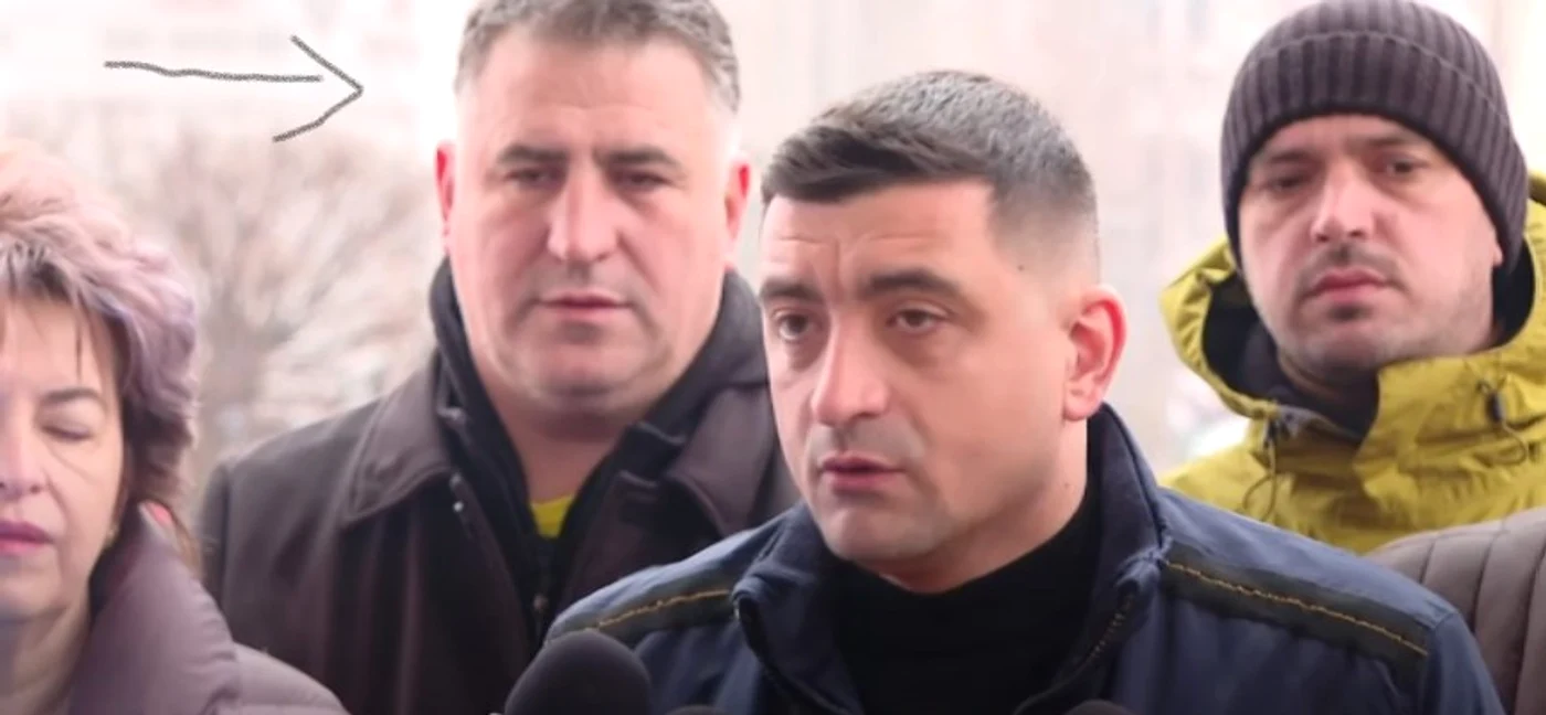 Ciprian Paraschiv (indicat cu săgeată), alături de George Simion, la mitingul de sâmbătă