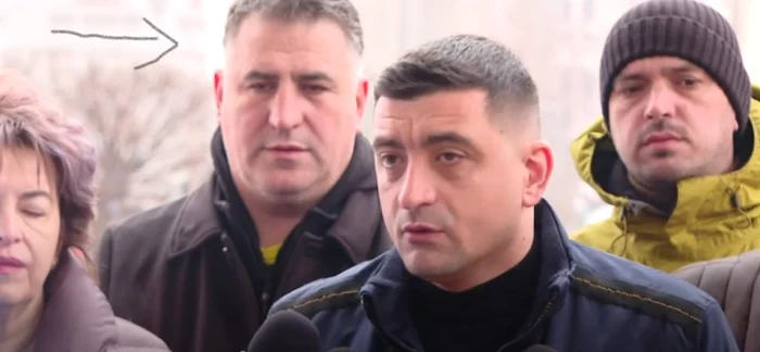 Ciprian Paraschiv, indicat cu săgeată, nelipsit de lângă șeful său  FOTO Captură video