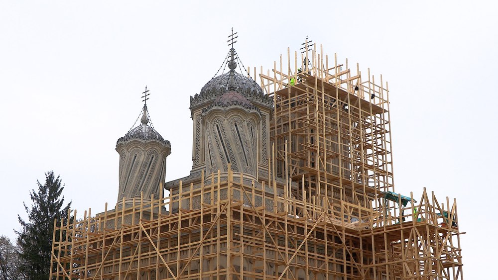 Bijuteriile spirituale ale Argeșului, în restaurare: Mănăstirea Curtea de Argeș și Biserica Domnească primesc o nouă viață 