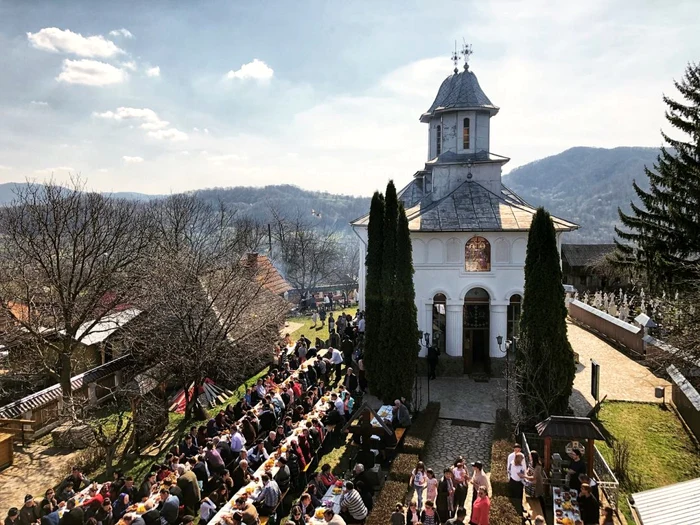 La Masa Împăcării participă 1.000 de săteni în fiecare an FOTO: Sorin Mazilescu
