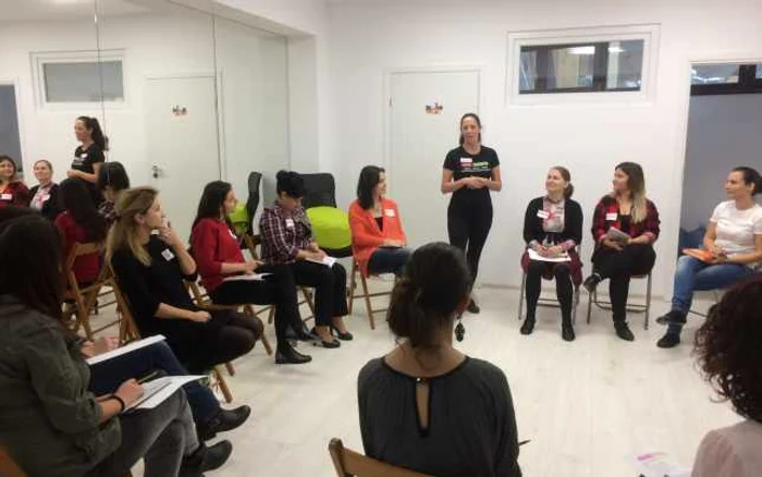 Helen Battelley, expert internaţional în educaţie timpurie prin muzică şi dans, în timpul workshop-ului despre beneficiile muzicii în viaţa copiilor FOTO First 7