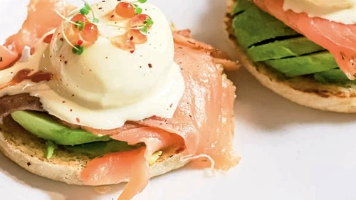 aperitiv cu somon si avocado jpg