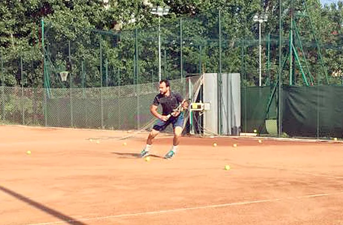 Pe terenul de tenis  a lucrat intens