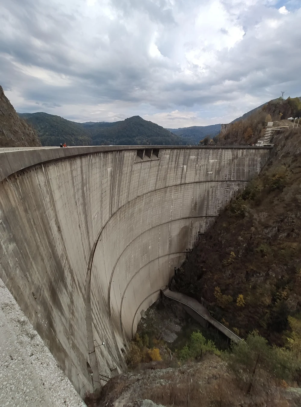 Hidroelectrica începe reumplerea controlată a lacului Vidraru în cadrul unui proiect de retehnologizare a zonei