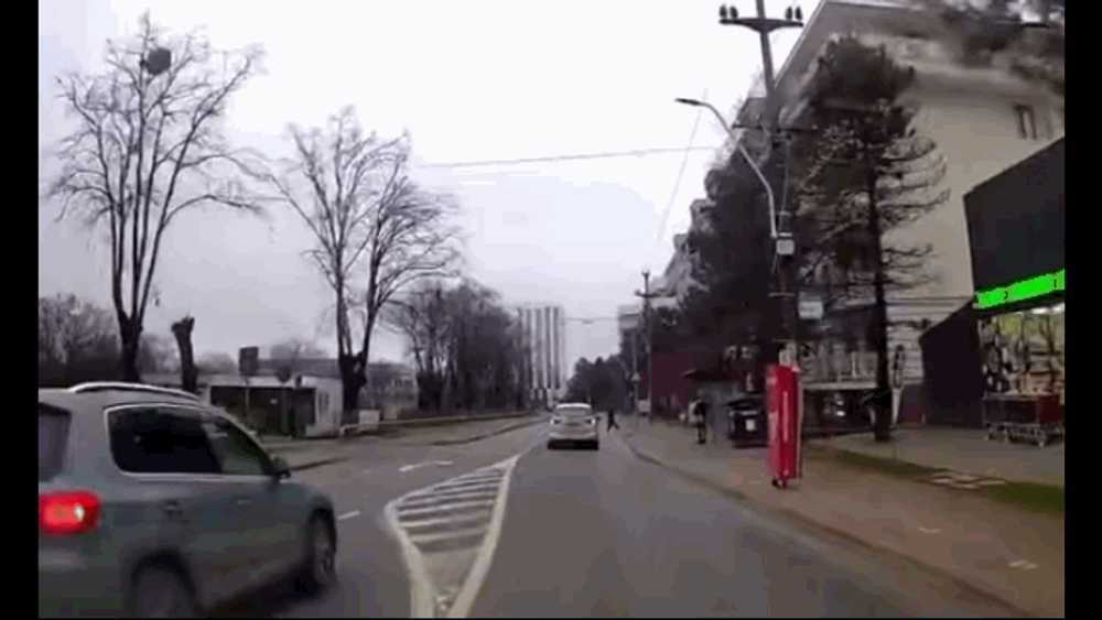 Manevră extremă la Iași: șofer urcă pe trotuar pentru a evita un pieton