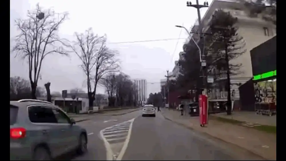 La un pas de tragedie. Momentul în care un şofer evită un pieton care traversa regulamentar şi se urcă cu maşina pe trotuar