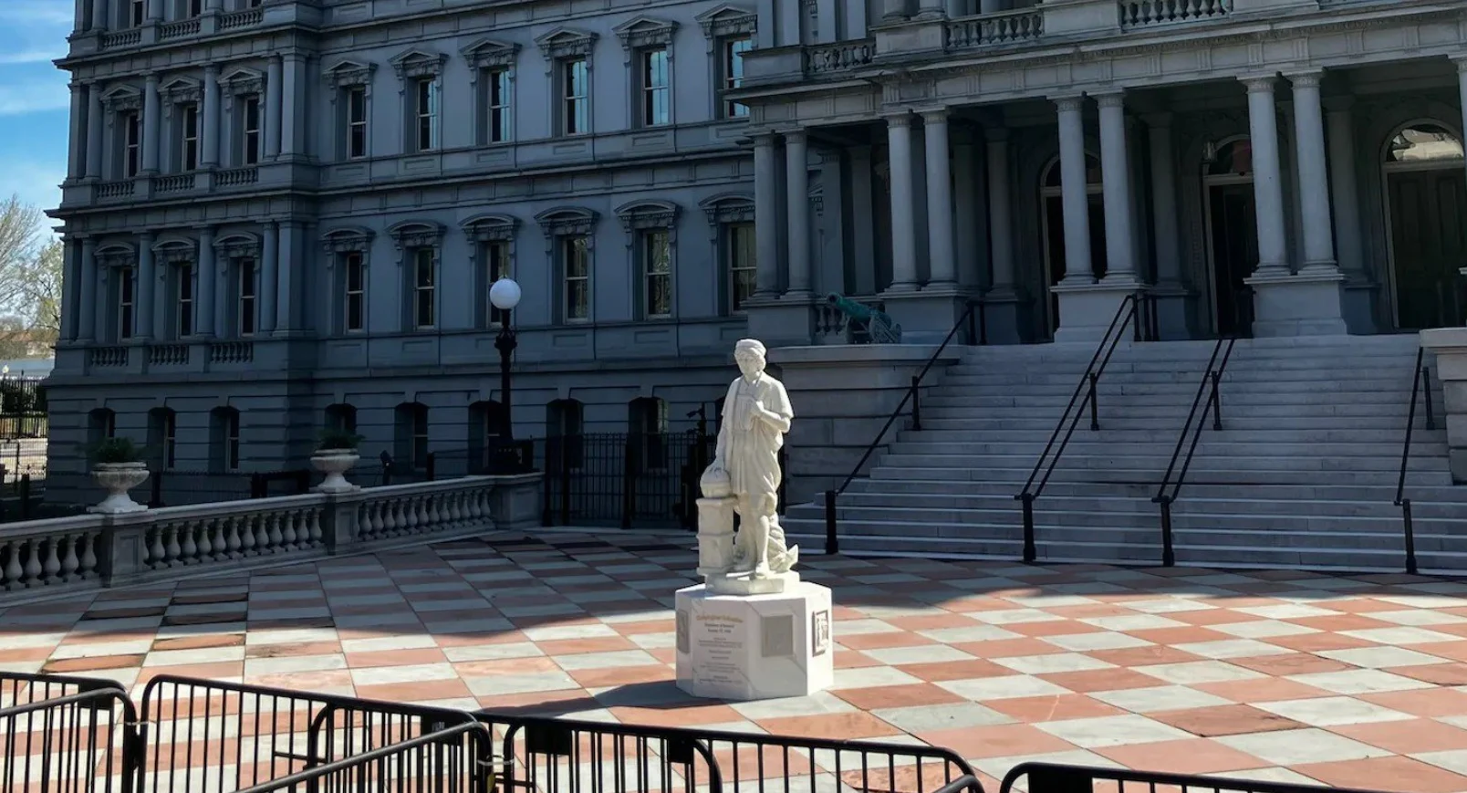 Statuia lui Cristofor Columb, amplasată lângă Casa Albă, după ce originalul a fost vandalizat în 2020. Disputele privind istoria SUA