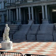 Statuia lui Cristofor Columb, amplasată lângă o clădire a Casei Albe FOTO: X/@DerrickEvans4WV