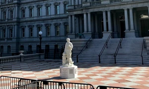 Statuia lui Cristofor Columb, amplasată lângă o clădire a Casei Albe FOTO: X/@DerrickEvans4WV