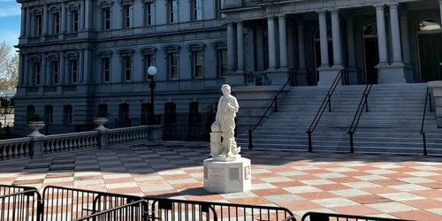 Statuia lui Cristofor Columb, amplasată lângă o clădire a Casei Albe FOTO: X/@DerrickEvans4WV