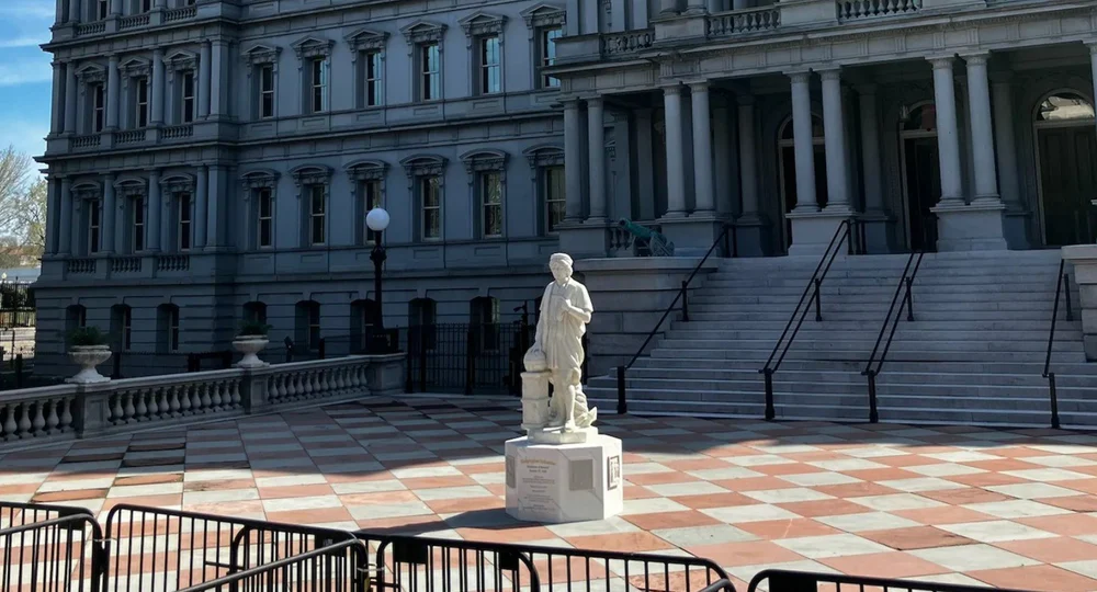 Statuia lui Cristofor Columb, amplasată lângă Casa Albă, după ce originalul a fost vandalizat în 2020. Disputele privind istoria SUA