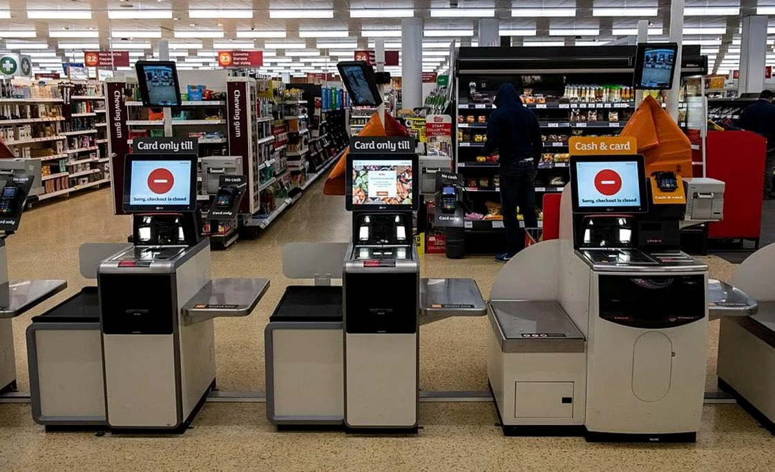 Magazinele renunță la casele self-checkout
