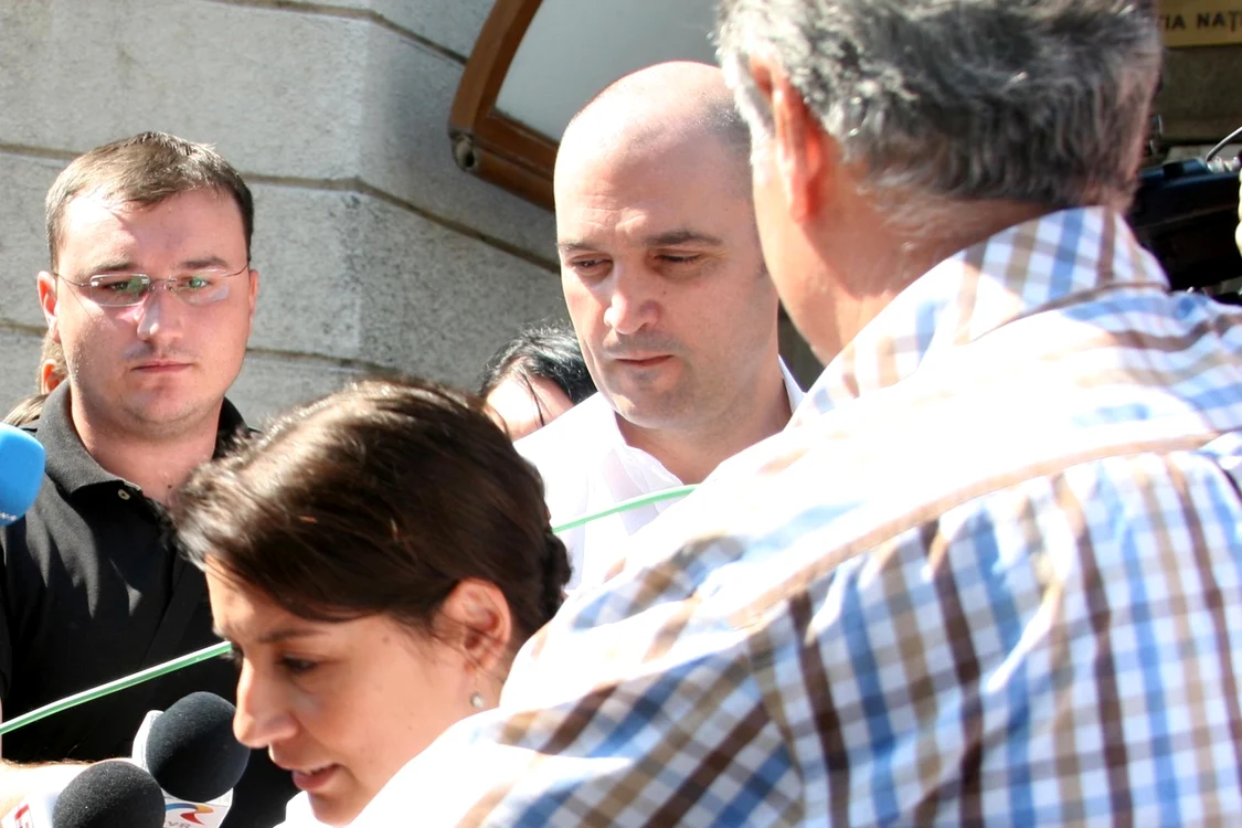Camelia Voiculescu (stânga jos) şi Sorin Alexandrescu (centru, plan secund), plecând de la sediul DNA după audieri FOTO Mediafax