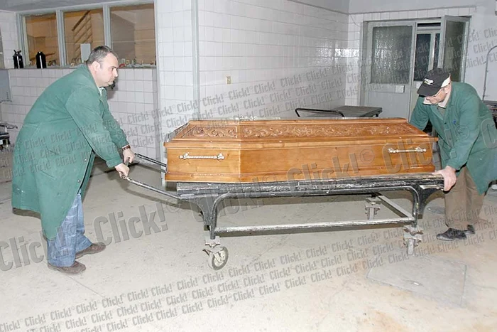 Sicriul a fost purtat de militari