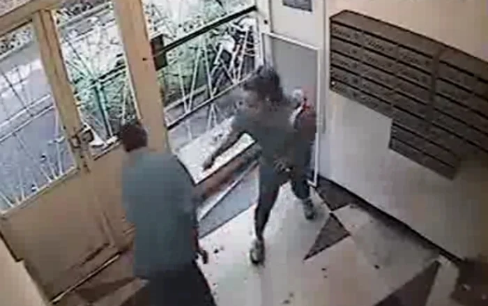 Bărbatul a vrut să pună mâna pe fată după ce s-a masturbat în faţa ei