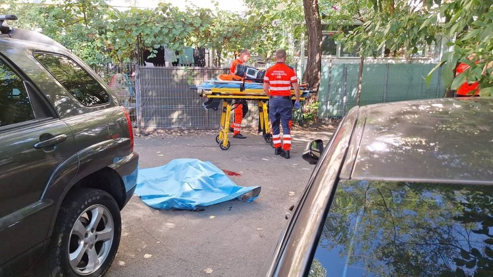 O femeie a murit după ce a fost lovită de o mașină care dădea cu spatele, pe o stradă dintre blocuri, în Iași