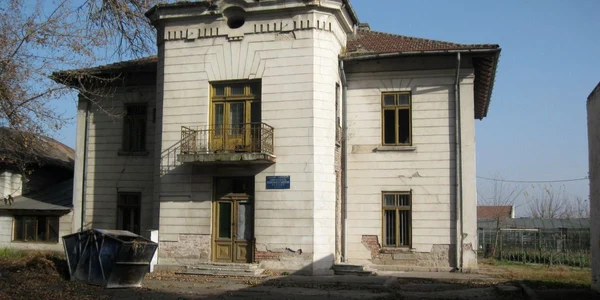 Clădirea a fost construită în perioada interbelică. Foto: Bogdan Nistor