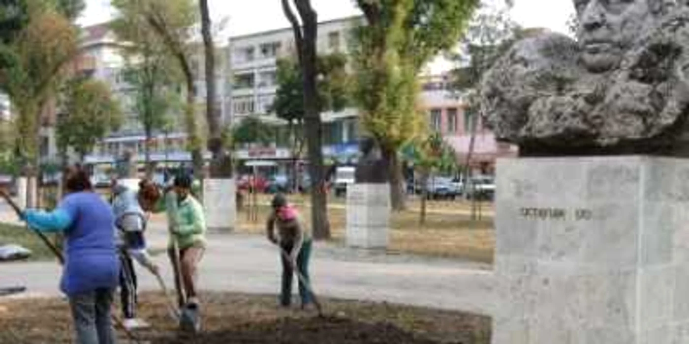 Alba Iulia: Lucrări de întreţinere la umbra bustului scriitorului Octavian “Go„