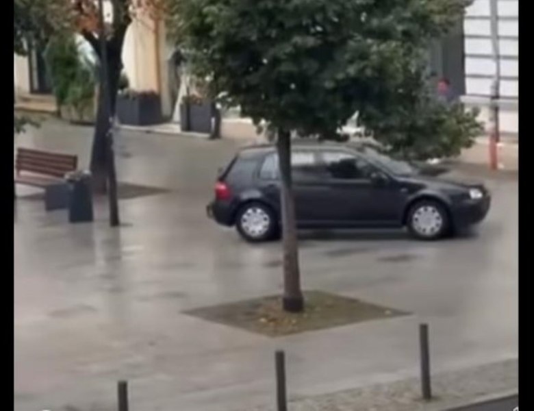 Imagini virale din Cluj: șofer filmat circulând pe trotuar și trecerea pentru pietoni, înainte de a reveni în trafic