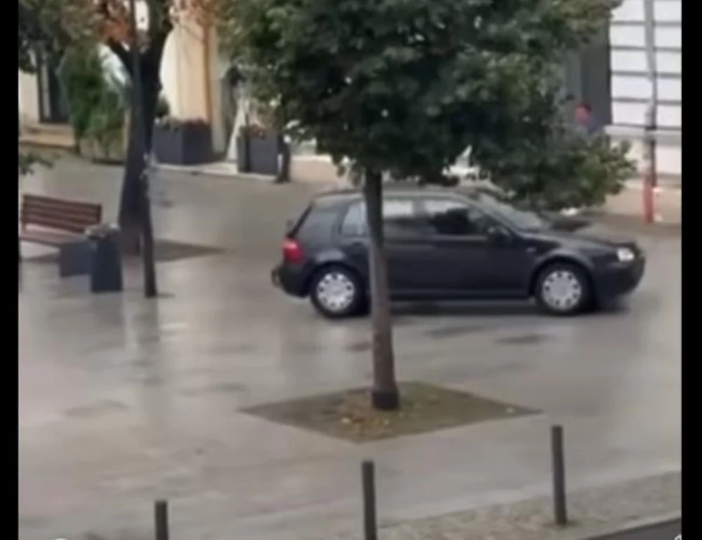 Imagini virale din Cluj: șofer filmat circulând pe trotuar și trecerea pentru pietoni, înainte de a reveni în trafic