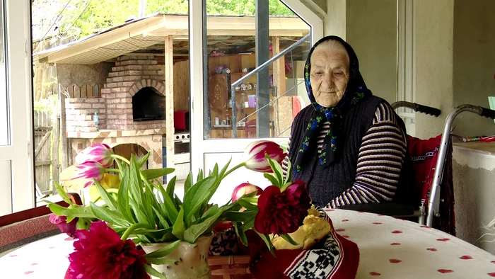 Doamna Stana este una dintre nonagenarele comunității. FOTO Iulian Bunilă