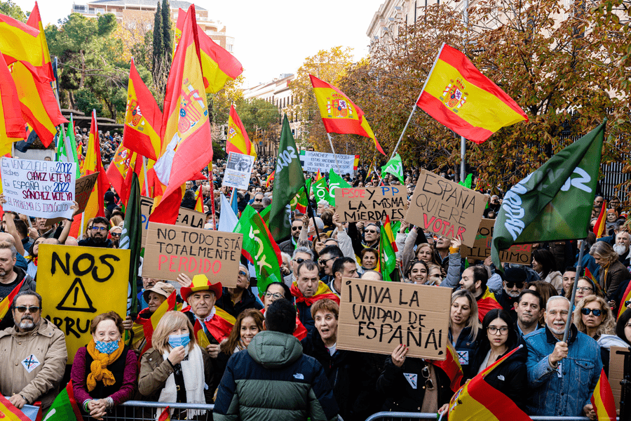 Zeci de mii de spanioli au ieșit în stradă pentru a cere demisia Guvernului
