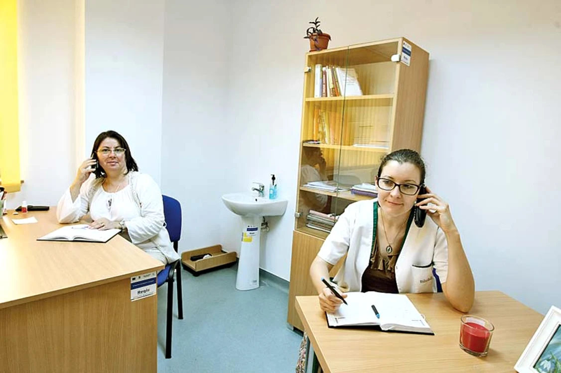 Psihologii Nicoleta Pleşa şi Ilinca Badea te consiliază la linia telefonicăFoto: Dorin Constanda