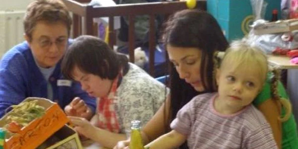 Copiii cu dizabilităţi au nevoie de un microbuz foto arhivă