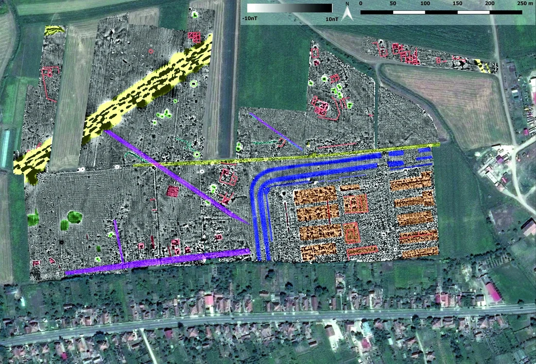 Cercetări non-invazive la Războieni-Cetate: rezultatul magnetometriei suprapus peste teren. Incinta castrului este marcată cu dungi duble albastre