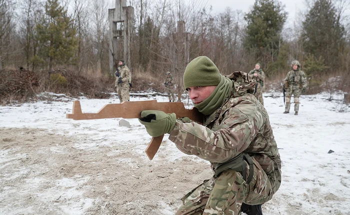 Rezerviştii ucraineni  se pregătesc să  îşi apere patria. Foto EPA-EFE