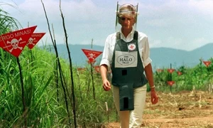 Printesa Diana a vizitat în anul 1997 Angola jpeg