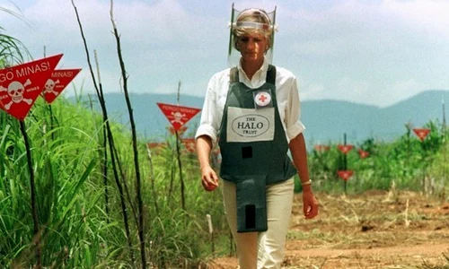 Printesa Diana a vizitat în anul 1997 Angola jpeg