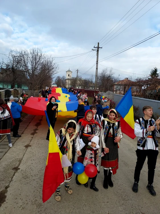 Drapel uriaş desfăşurat la Todireni FOTO Liceul Tehnologic Todireni