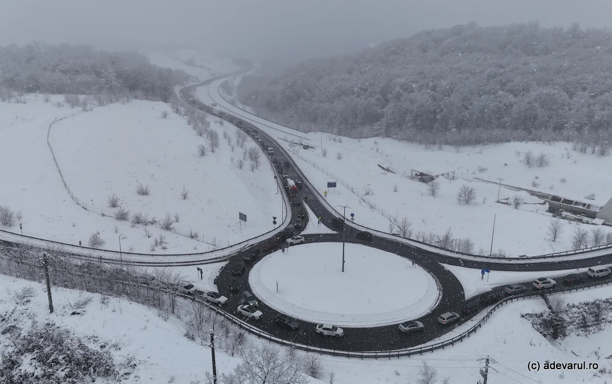 Au fost cozi kilometrice de mașini în weekend la ieșirea de pe A1, la Holdea. Foto: Daniel Guță