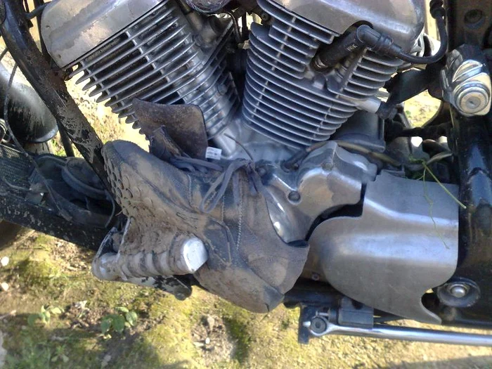 Gheata motociclistului a ramas prinsa de motor