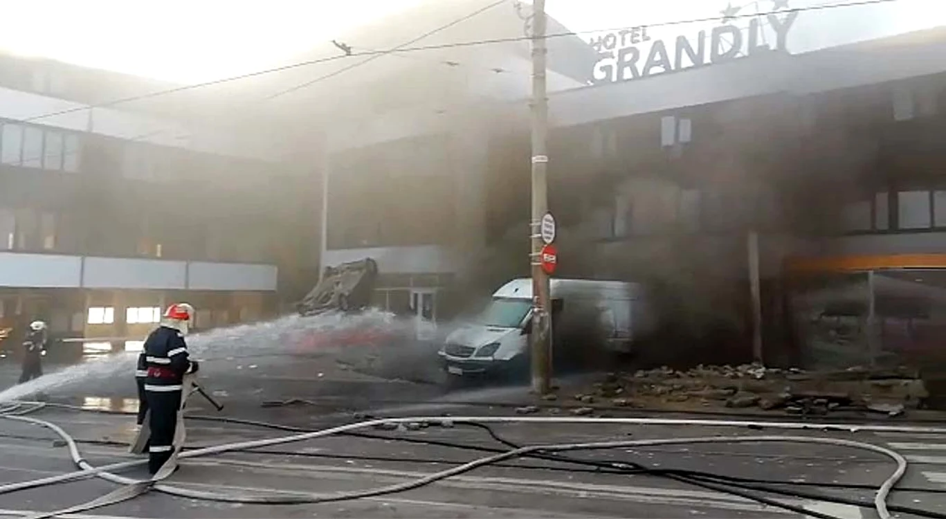 Faţada hotelului a avut de suferit