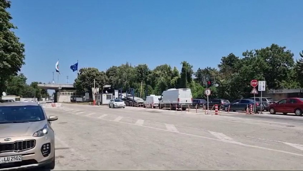 Polițiștii de frontieră spun că acționează pentru fluidizarea traficului rutier și reducerea timpului de așteptare la vamă. Realitatea îi contrazice VIDEO
