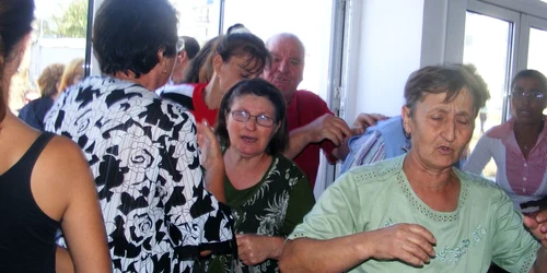 pensionarii au forţat intrarea în sală