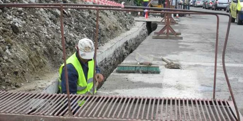 Asfaltul a fost spart pentru a se înlocui țevile de gaz