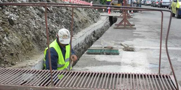 Asfaltul a fost spart pentru a se înlocui țevile de gaz
