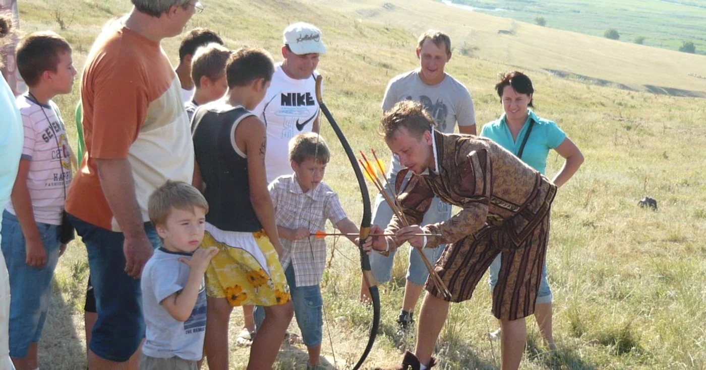 Cei mici învaţă să tragă cu arcul