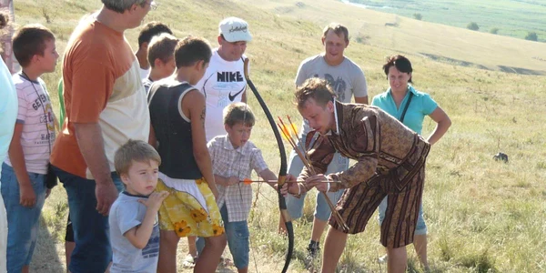 Cei mici învaţă să tragă cu arcul