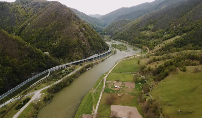 Defileul Oltului pe unde va trece lotul 2 Boița Cornetu al Autostrăzii Sibiu-Pitești. YouTube