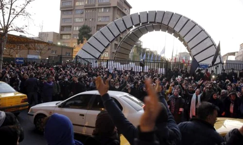 VIDEO / Proteste violente în Iran: demonstranţi alungaţi cu gloanţe de cauciuc  „Inamicul nostru este chiar aici“ jpeg