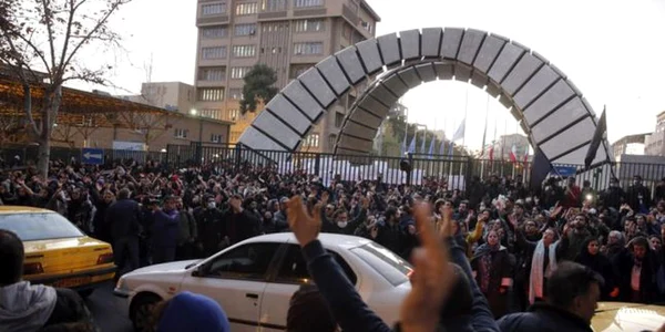 VIDEO / Proteste violente în Iran: demonstranţi alungaţi cu gloanţe de cauciuc  „Inamicul nostru este chiar aici“ jpeg