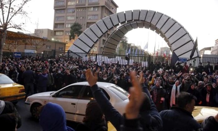 VIDEO / Proteste violente în Iran: demonstranţi alungaţi cu gloanţe de cauciuc  „Inamicul nostru este chiar aici“ jpeg