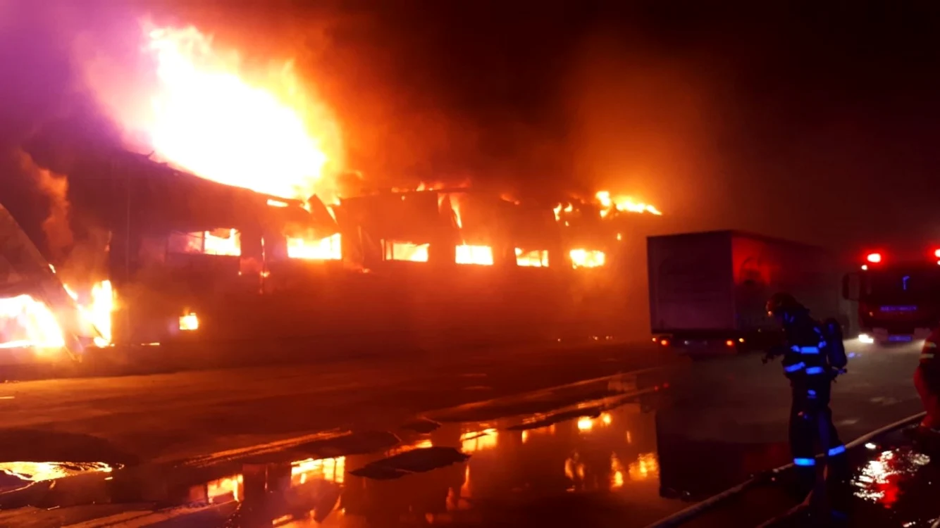 Incendiu a distrus în întregime fabrica din Alba Iulia. Foto: ISU Alba
